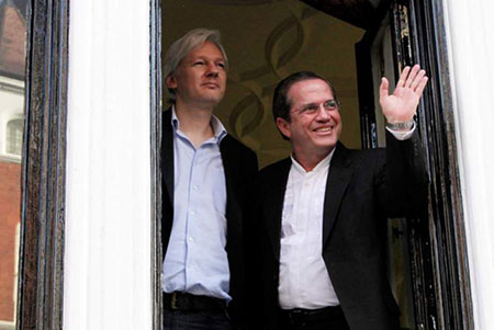 Julian Assange y Ricardo Patiño
