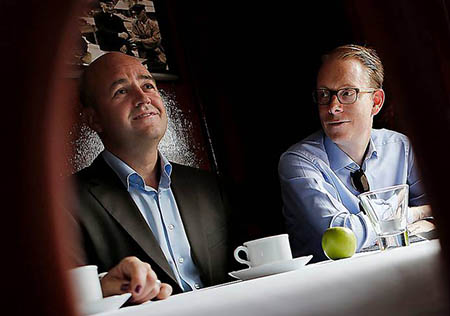 El Primer Ministro, Fredrik Reinfeldt, y el Ministo de Inmigraciones, Tobias Billström