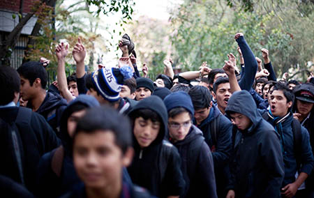 Jóvenes demostrando en Santiago